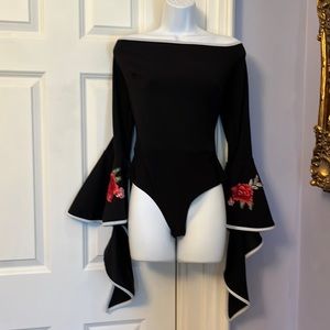Rose embroidered black bell sleeved bodysuit with piping Sz Lg